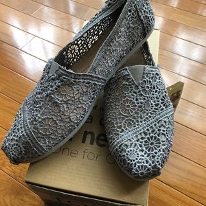Tom’s Classic Silver Crochet NWT New With Box 7.5